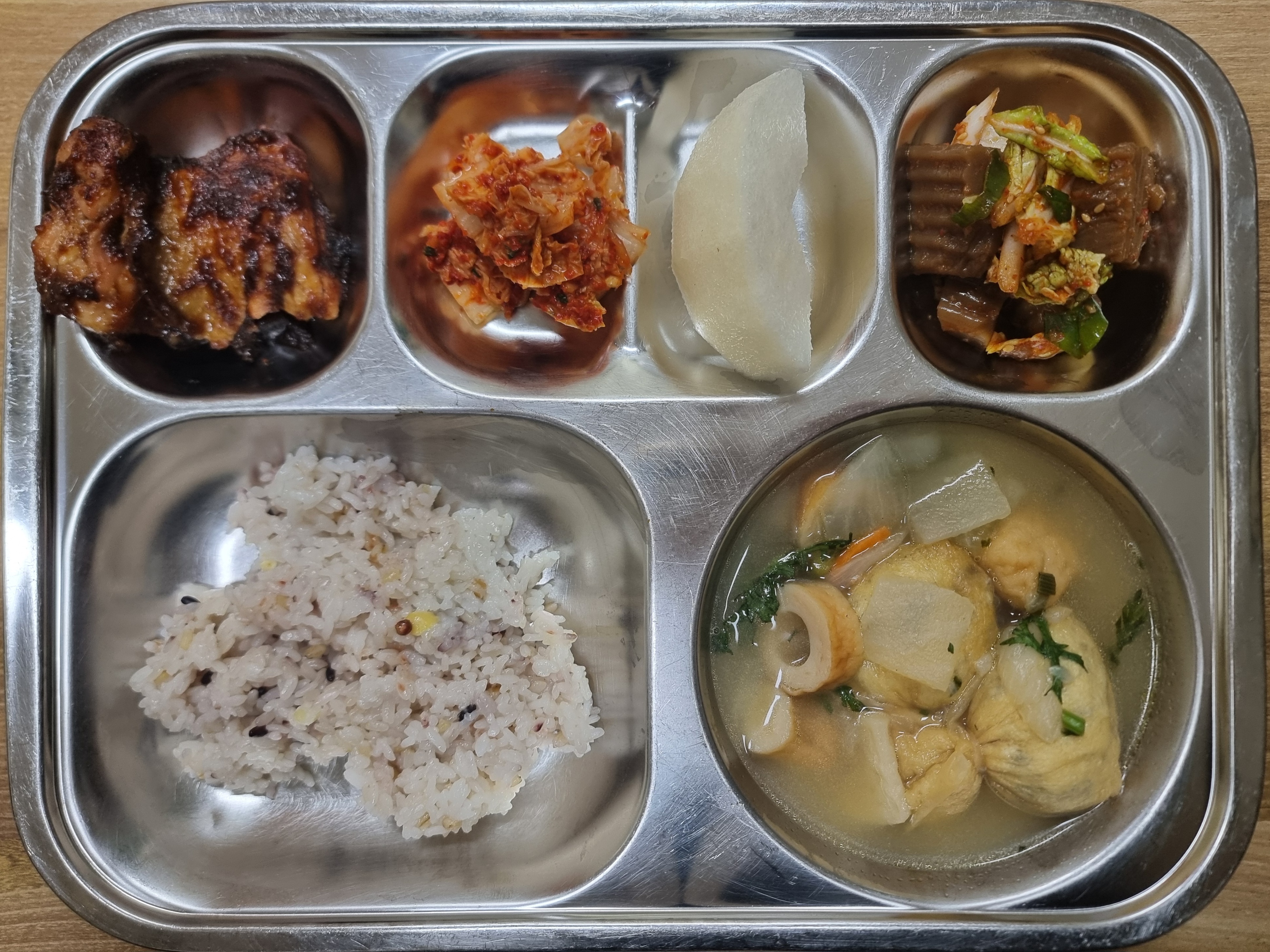 칼슘혼합곡밥 (5.6)
고기유부주머니국 (5.6.10.16)
봄동도토리묵무침 (5.6.13)
닭고기간장스테이크구이 (5.6.13.15)
배추김치 (9)
배 (13)