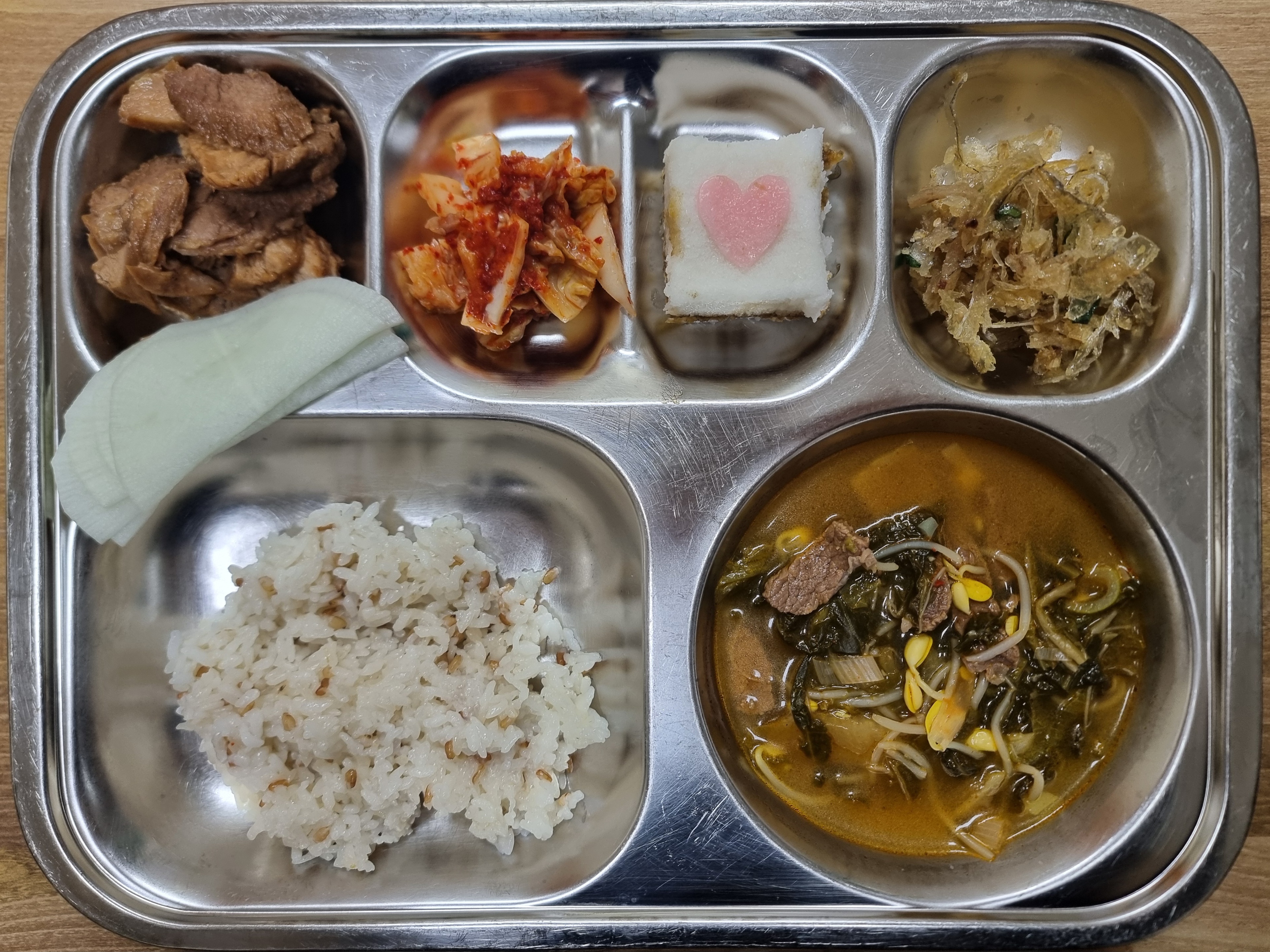 칼슘가바현미밥 
한우우거지국 (5.6.16)
오향장육 (5.6.10.13)
반달녹차무쌈 
명엽채볶음 (5.6.13)
배추김치 (9)
하트꿀설기 